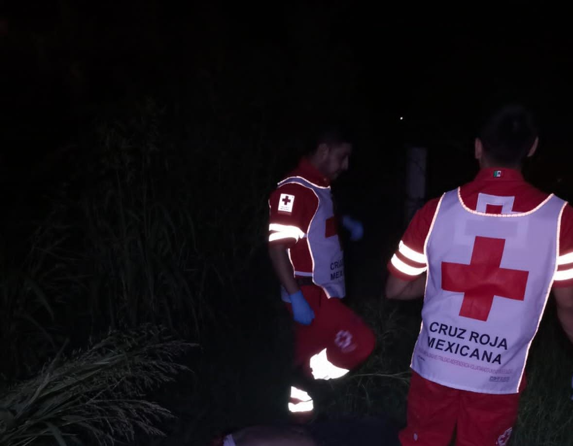Socorrista revisando automóvil accidentado abandonado