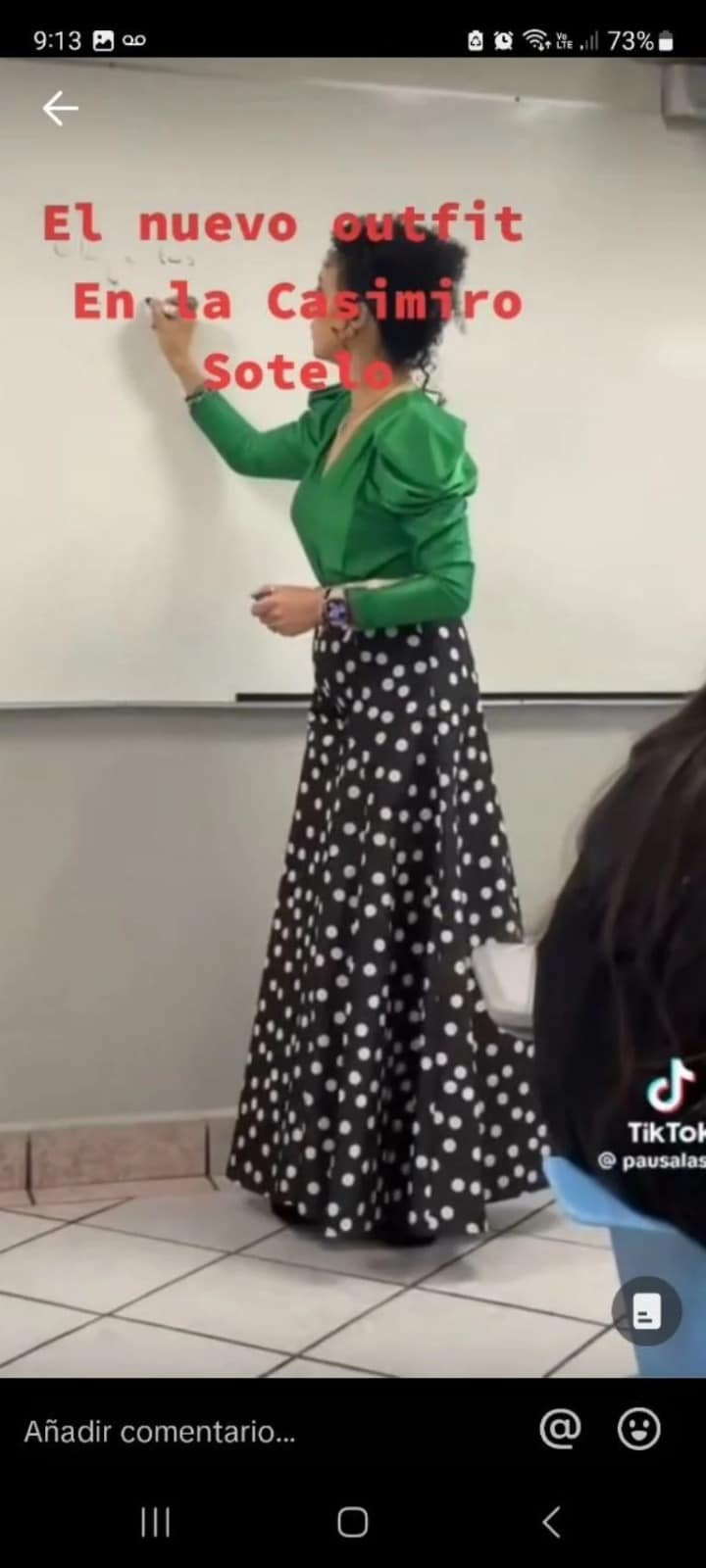 Maestra de Derecho impartiendo clases 