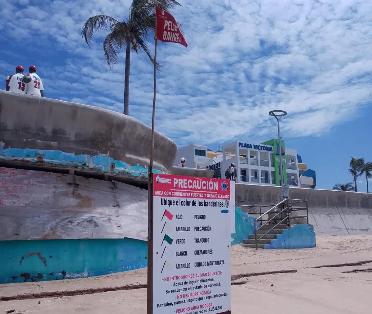 Banderín de precaución en playas de Mazatlán
