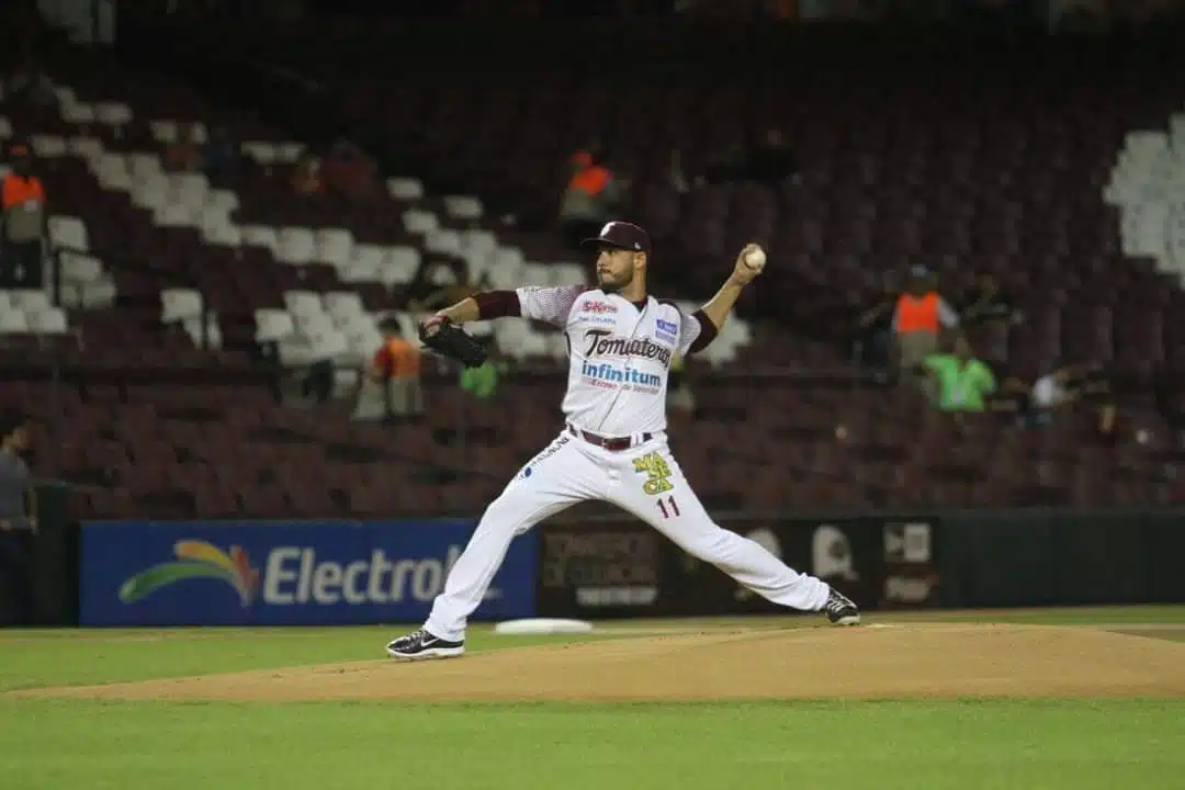 Héctor Daniel Rodríguez lanzando con Tomateros en su etapa de jugador activo