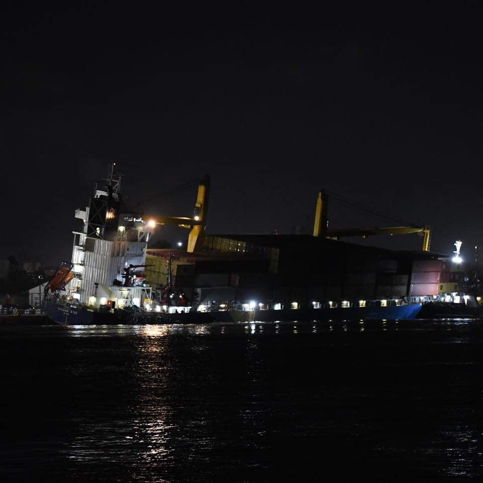 Barco con contenedores pierde estabilidad y empieza a ladearse en los muelles fiscales de Mazatlán