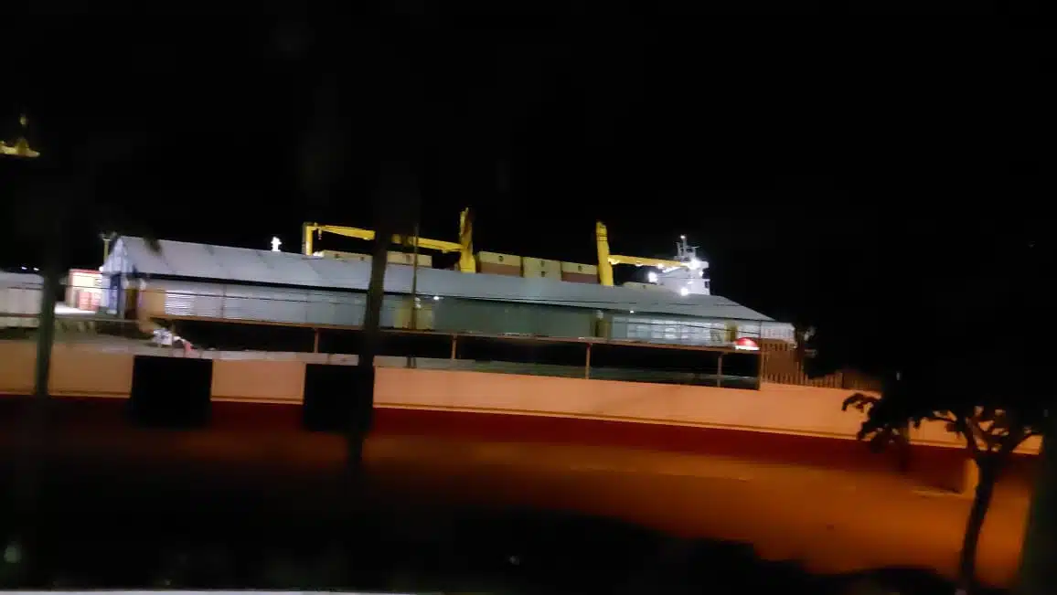 Barco con contenedores pierde estabilidad y empieza a ladearse en los muelles fiscales de Mazatlán