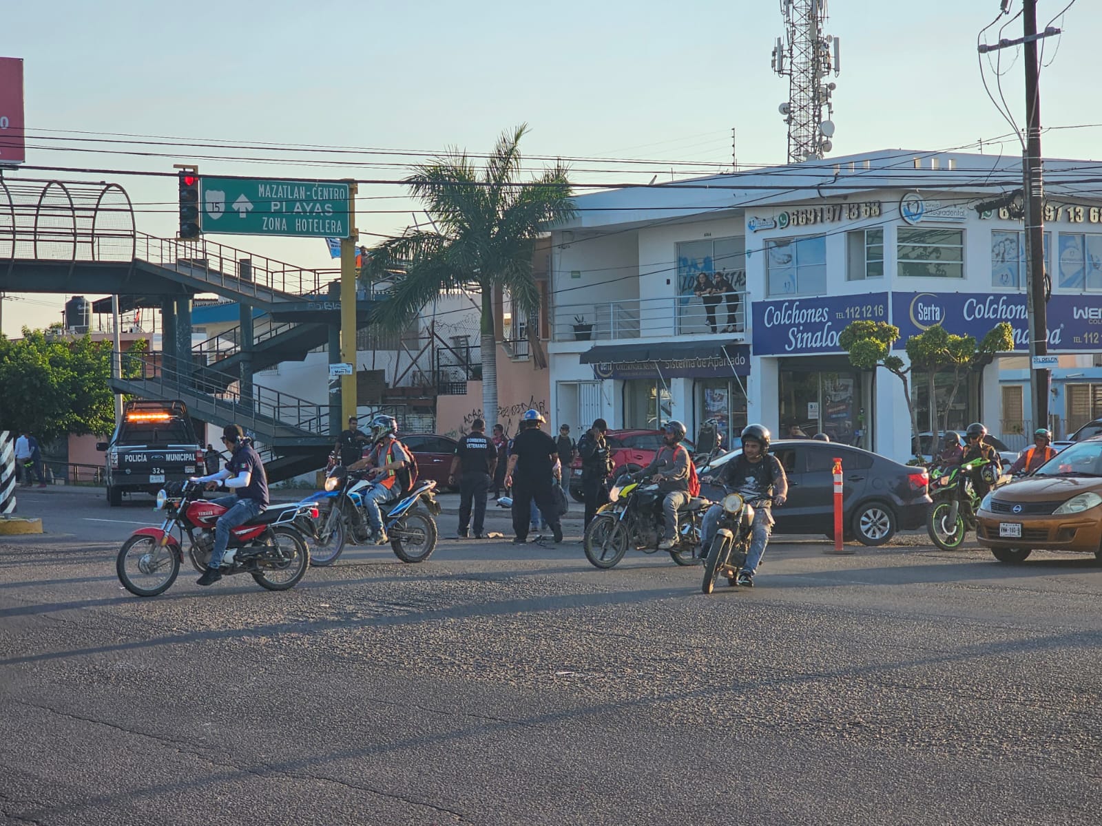 Patrulla que se pasó el semáforo