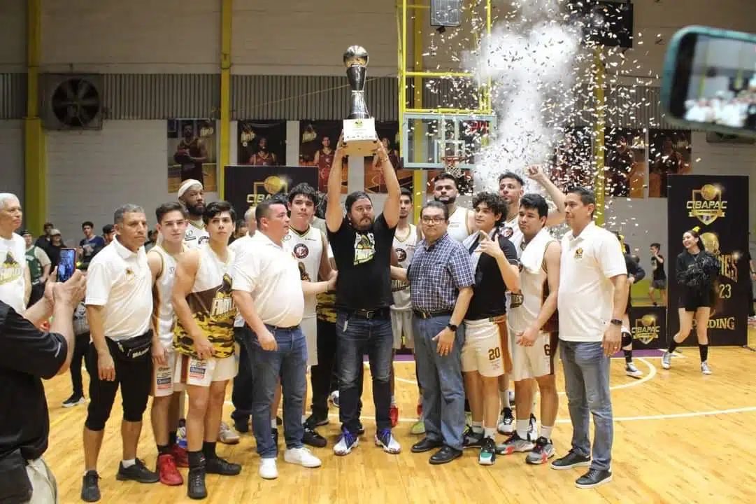 Frayles recibiendo el trofeo de Subcampeón del Cibapac