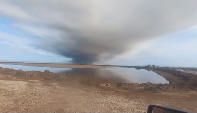 Desde varios kilómetros de distancia pudo apreciarse el incendio en La Playa de la Tochi, Navolato.