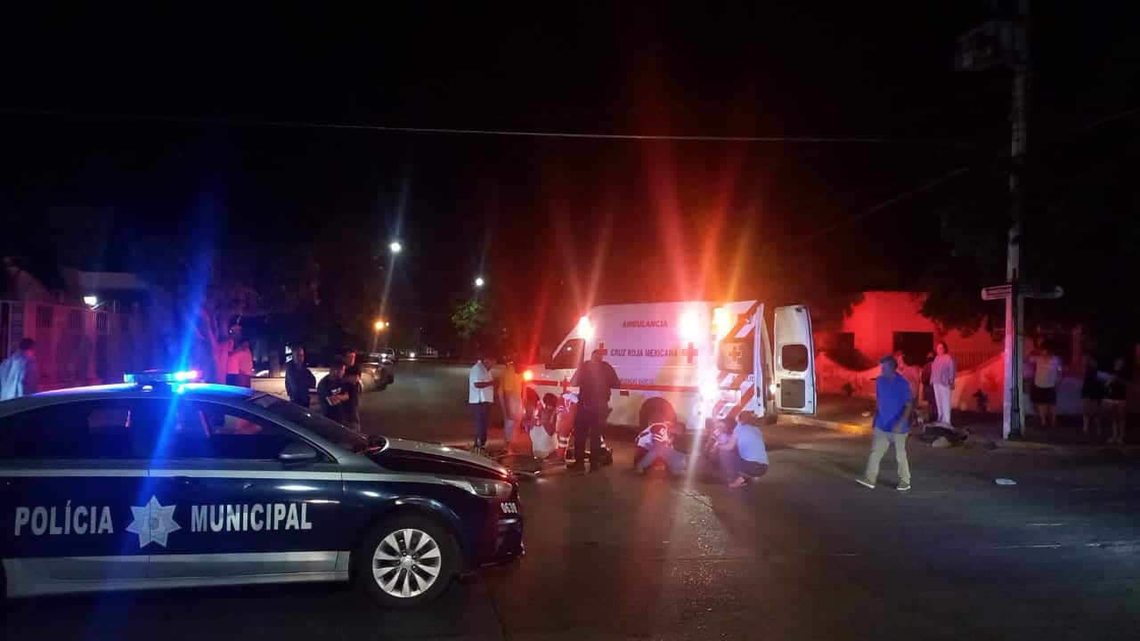 Pareja de adultos mayores en moto fue atropellada por un vehículo en el Centro de Guasave
