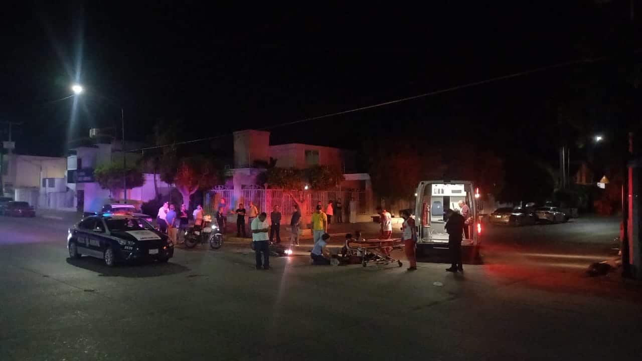 Pareja de adultos mayores en moto fue atropellada por un vehículo en el Centro de Guasave 