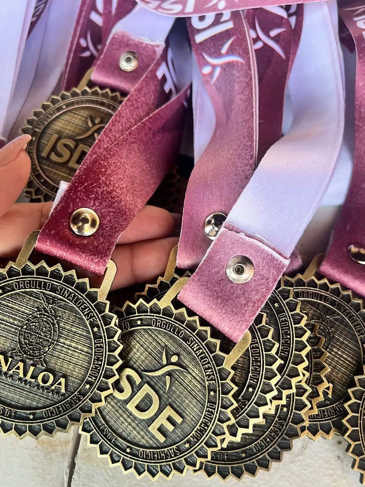 Las medallas que se entregaron a los participantes de la Carrera de la Independencia 2023 en El Fuerte