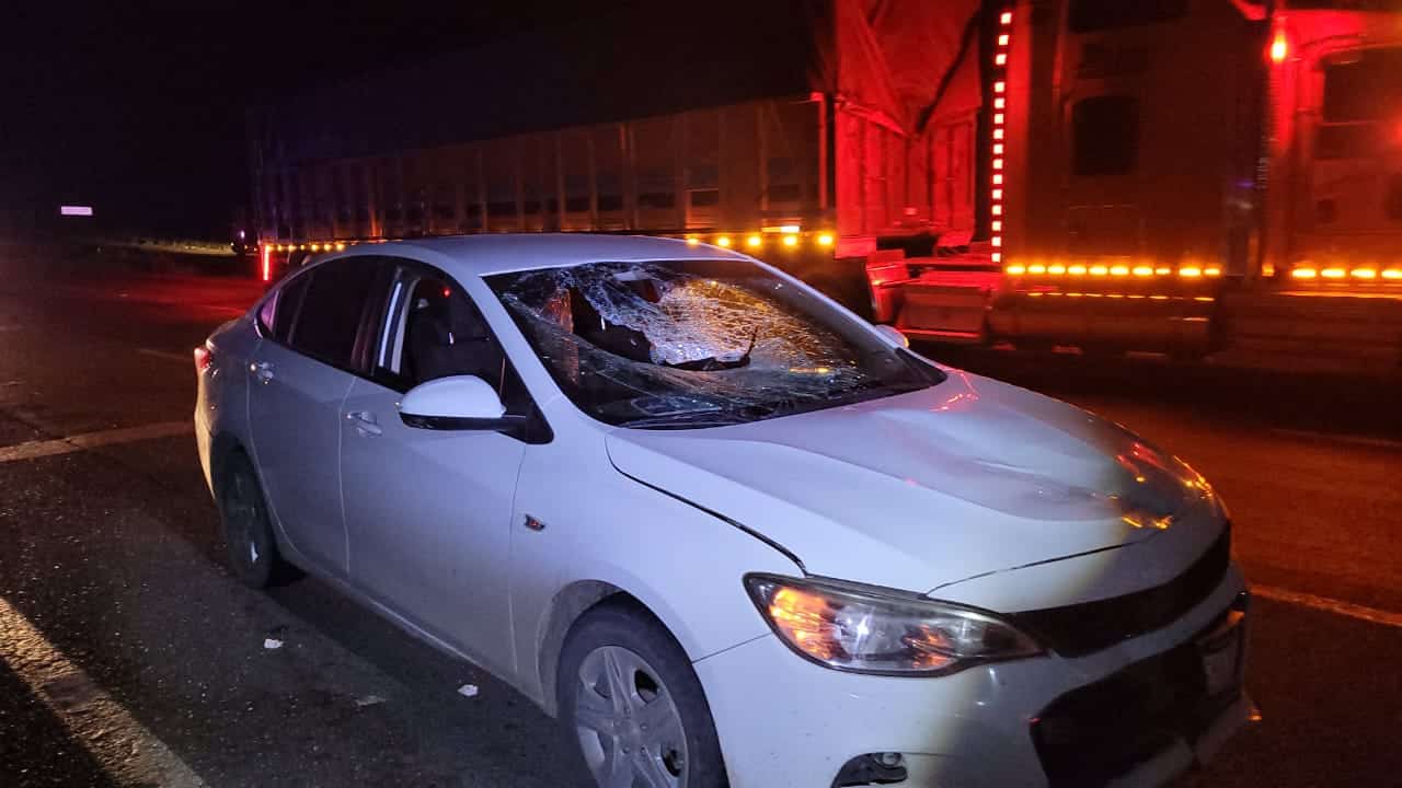 Vehículo blanco que atropelló a una persona