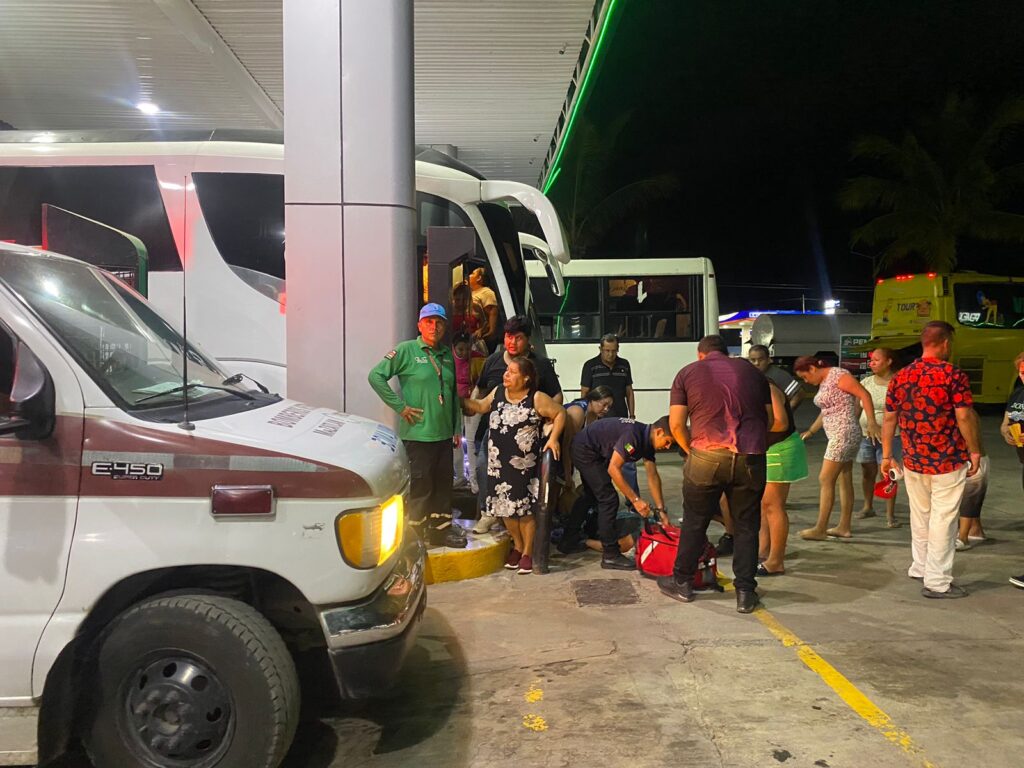 Turistas paran de emergencia en Villa Unión en un camión sin aire; hay 3 deshidratadas