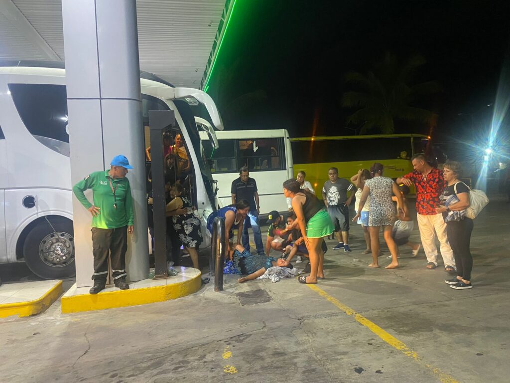 Turistas paran de emergencia en Villa Unión en un camión sin aire; hay 3 deshidratadas