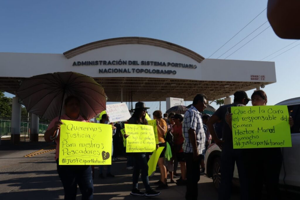 El padre y la tía del joven pescador que perdió la vida presuntamente por elementos de la Marina Armada de México se manifestaron en la entrada a la ASIPONA