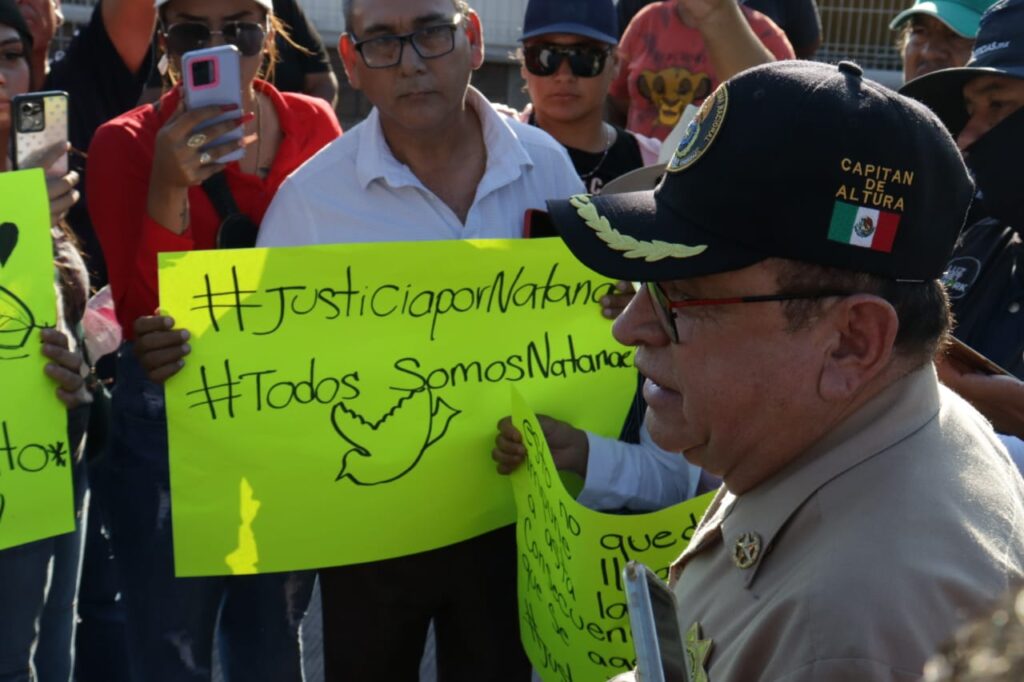 El padre y la tía del joven pescador que perdió la vida presuntamente por elementos de la Marina Armada de México se manifestaron en la entrada a la ASIPONA