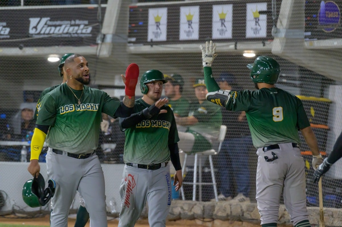 Rodolfo Amador y Wladimir Balentien festejan en el primer juego de pretemporada en La Paz