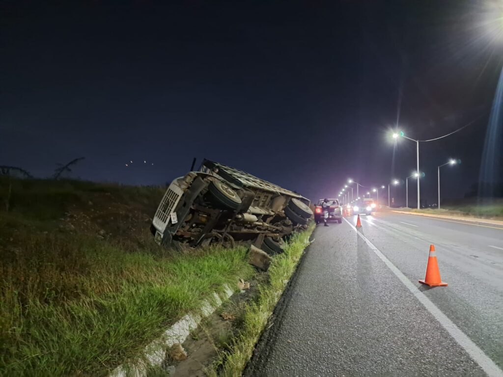 Torton cargado con ganado vuelca sobre la carretera La Costerita, en Culiacán