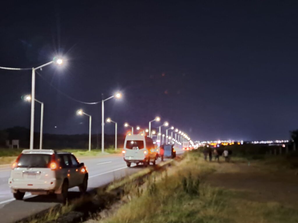 Torton cargado con ganado vuelca sobre la carretera La Costerita, en Culiacán