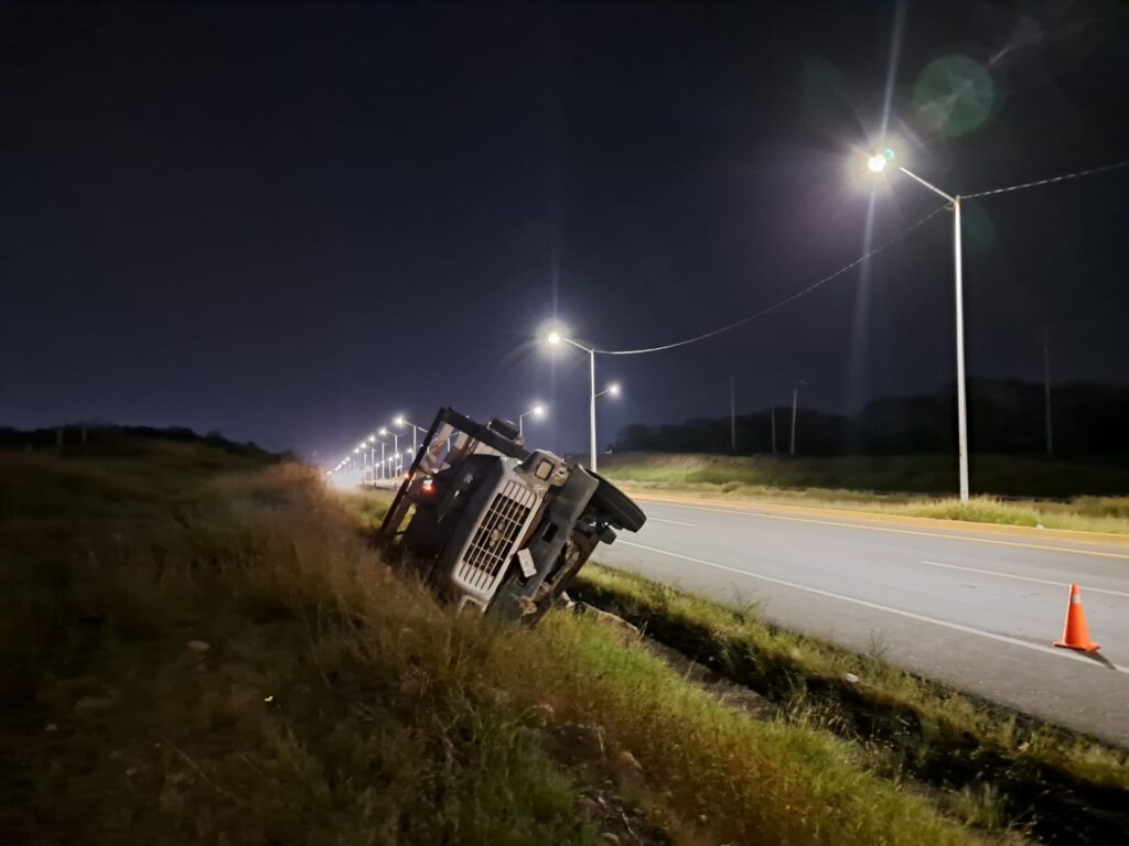 Torton cargado con ganado vuelca sobre la carretera La Costerita, en Culiacán