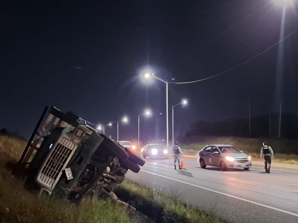 Torton cargado con ganado vuelca sobre la carretera La Costerita, en Culiacán