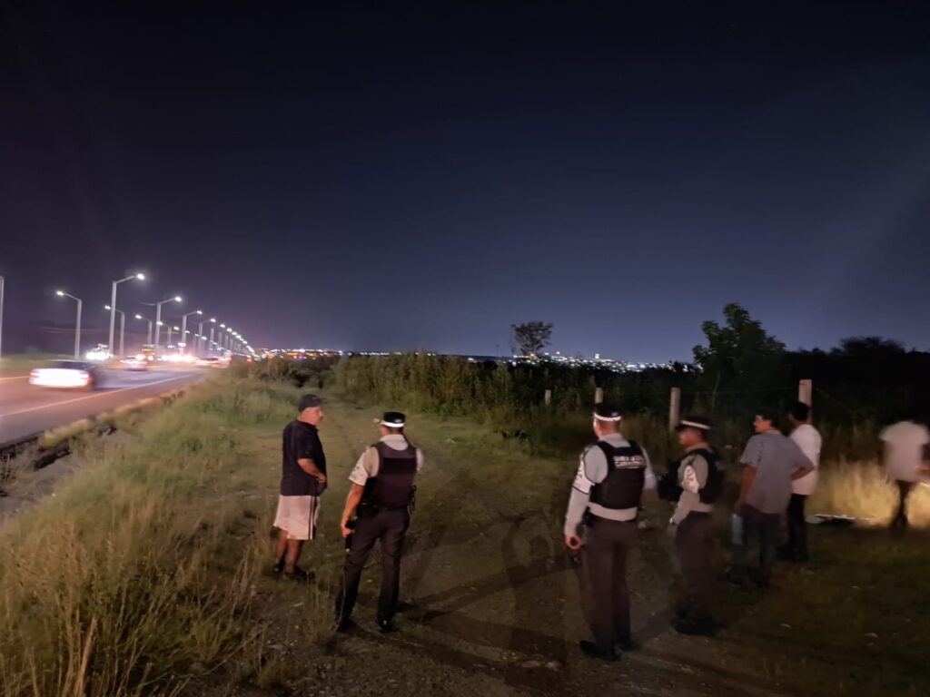 Torton cargado con ganado vuelca sobre la carretera La Costerita, en Culiacán