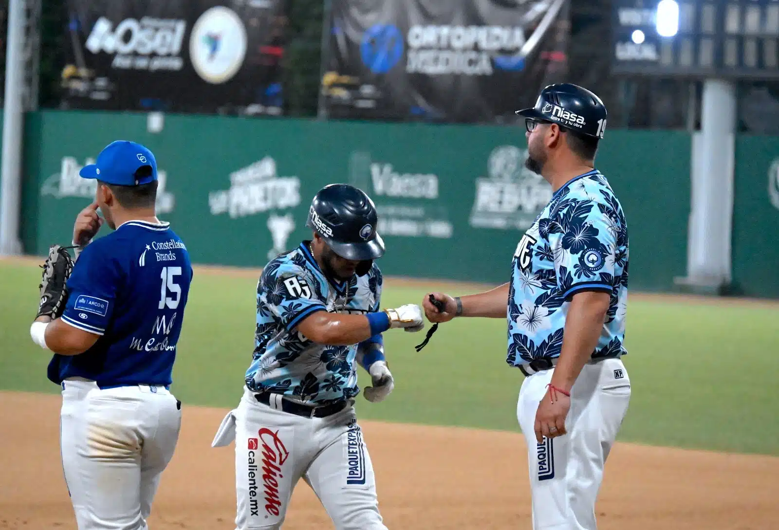 Jorge Flores tras conectar un imparable en el estadio Arturo C. Nahl de La Paz, BCS