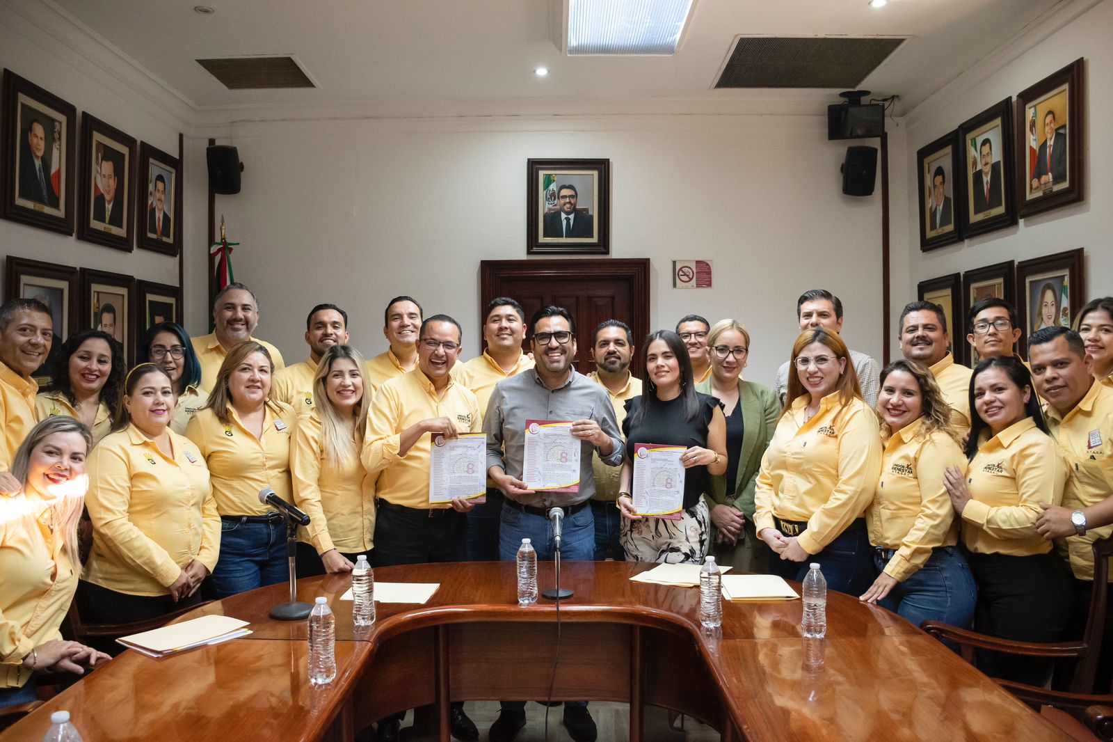 En Salón de Cabildo, el presidente municipal y el líder sindical acompañado de los integrantes del Comité Ejecutivo del STASAC