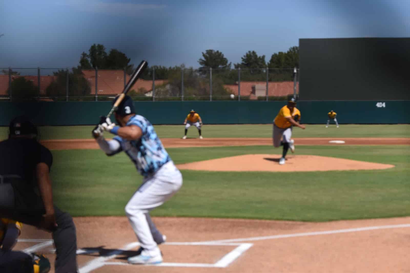 Alán López tomando turno en el primer juego de Algodoneros en Estados Unidos