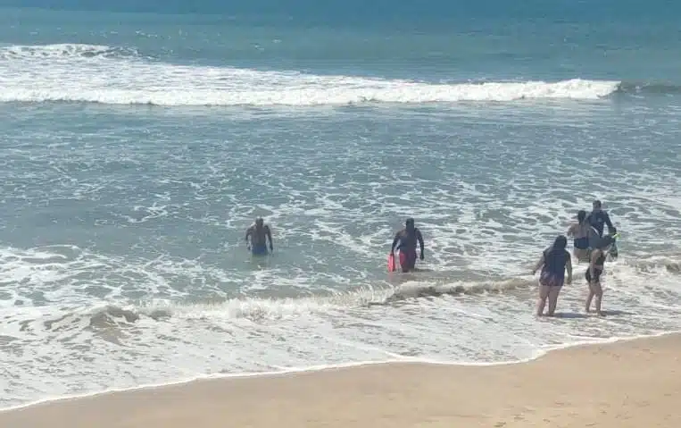 Policía Acuática pone a salvo a dos turistas nacionales que eran arrastrados por el mar en Mazatlán