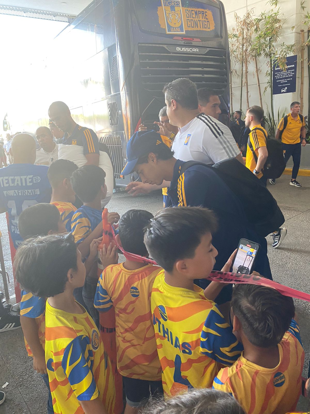 ¡Los reciben como campeones! Niños de Academia Tigres Mazatlán tiene una experiencia inolvidable