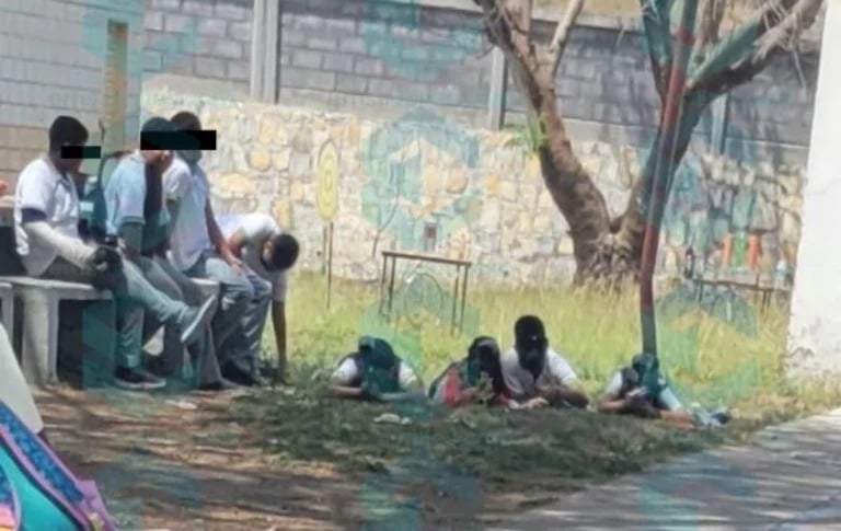 Alumnos disparando en campo