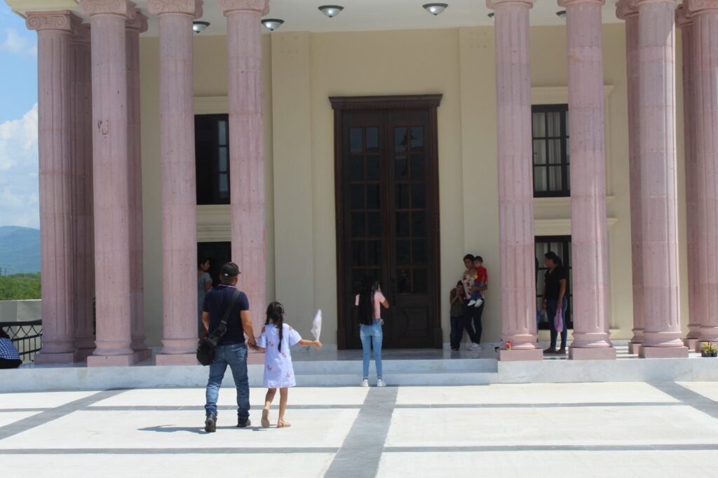 Chicos y grandes visitan la escultura de San Judas