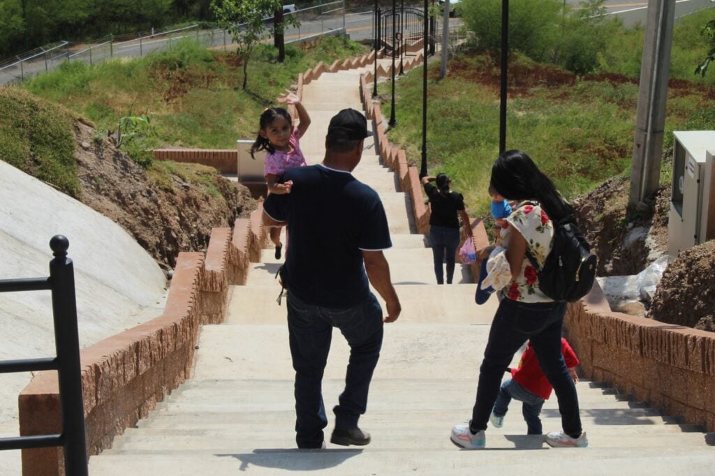 Parejas de diferentes partes de Sinaloa llegan a pedirle a San Judas