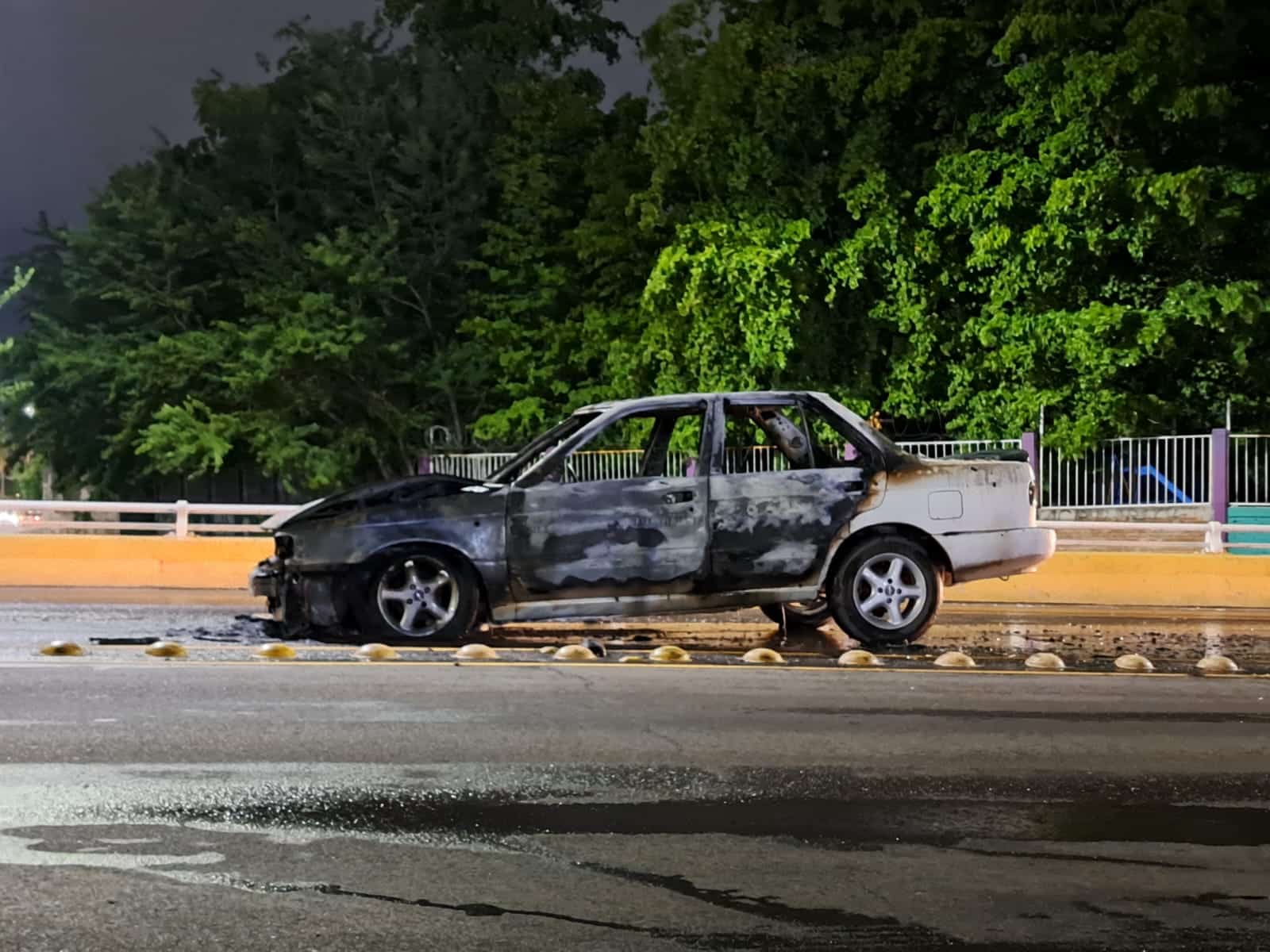 Nissan Tsuru luego de haberse incendiado