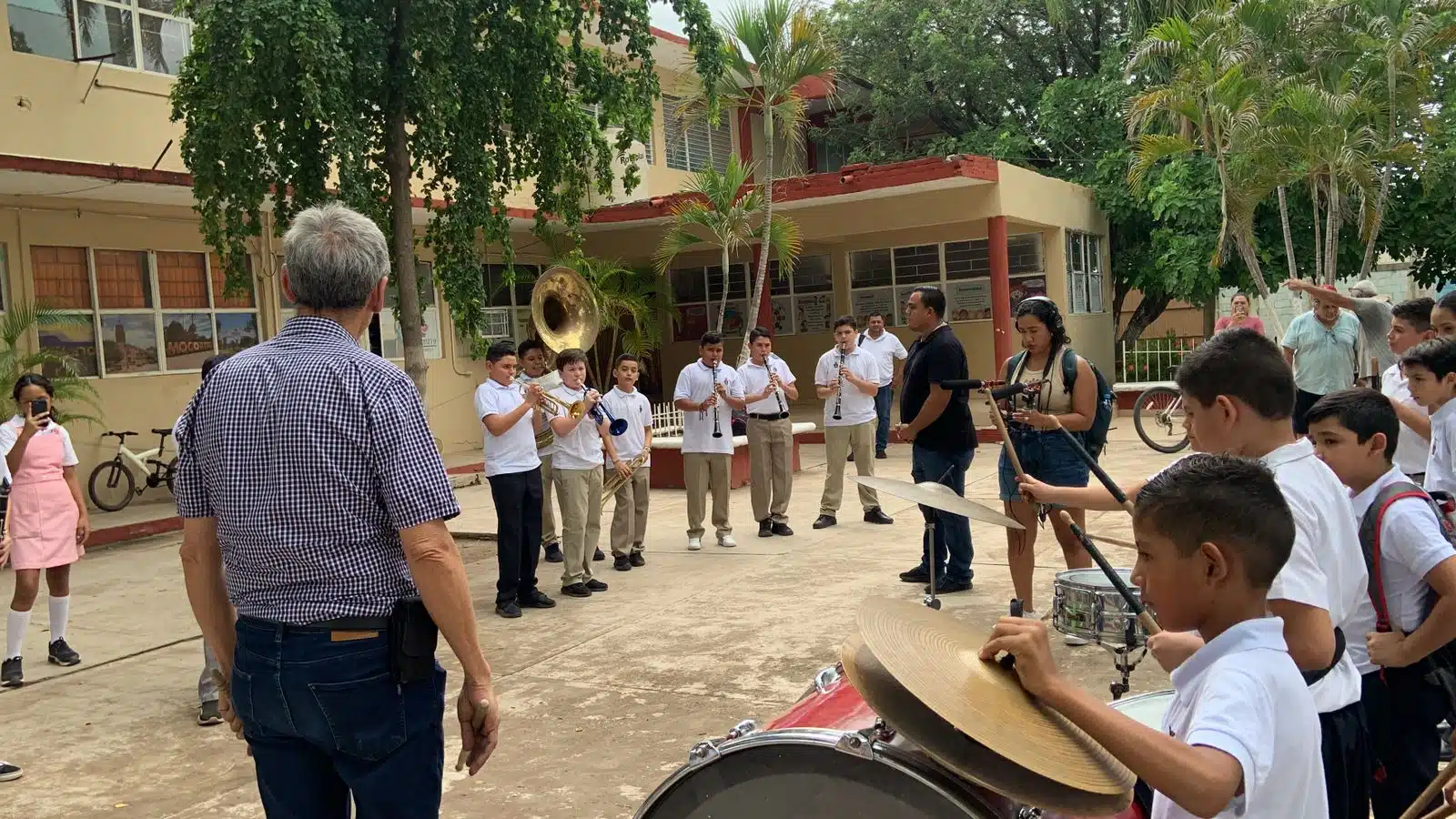 Alumnos que conforman “La Milagrosa” durante sus ensayos con el profesor Víctor Manuel Rubio