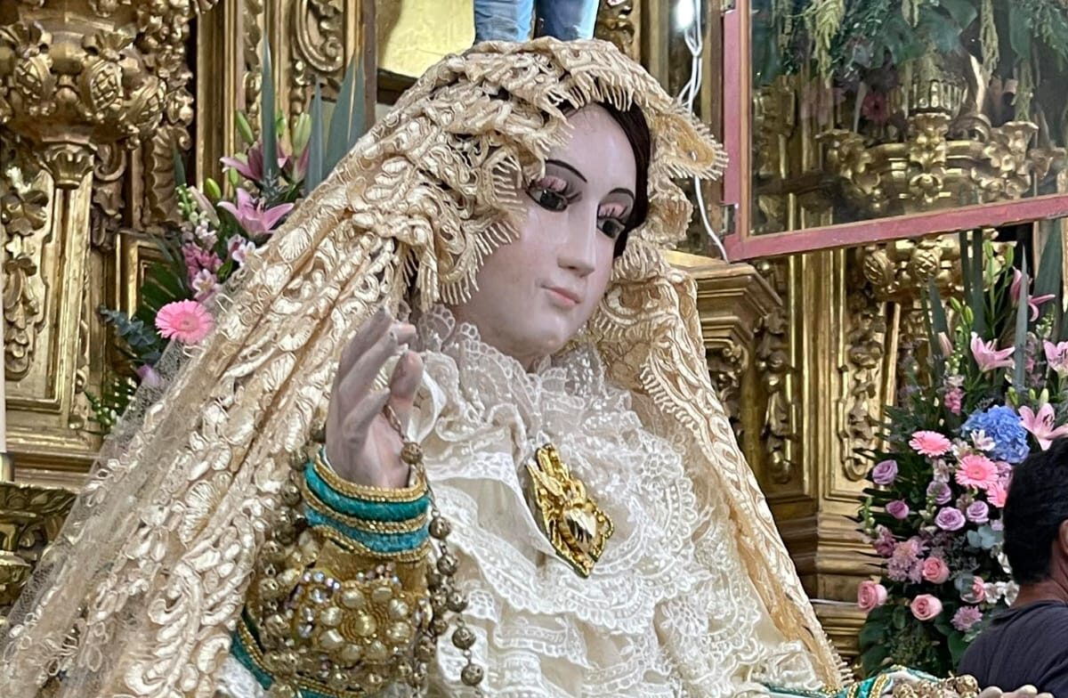 Virgen del Rosario con su nuevo vestido