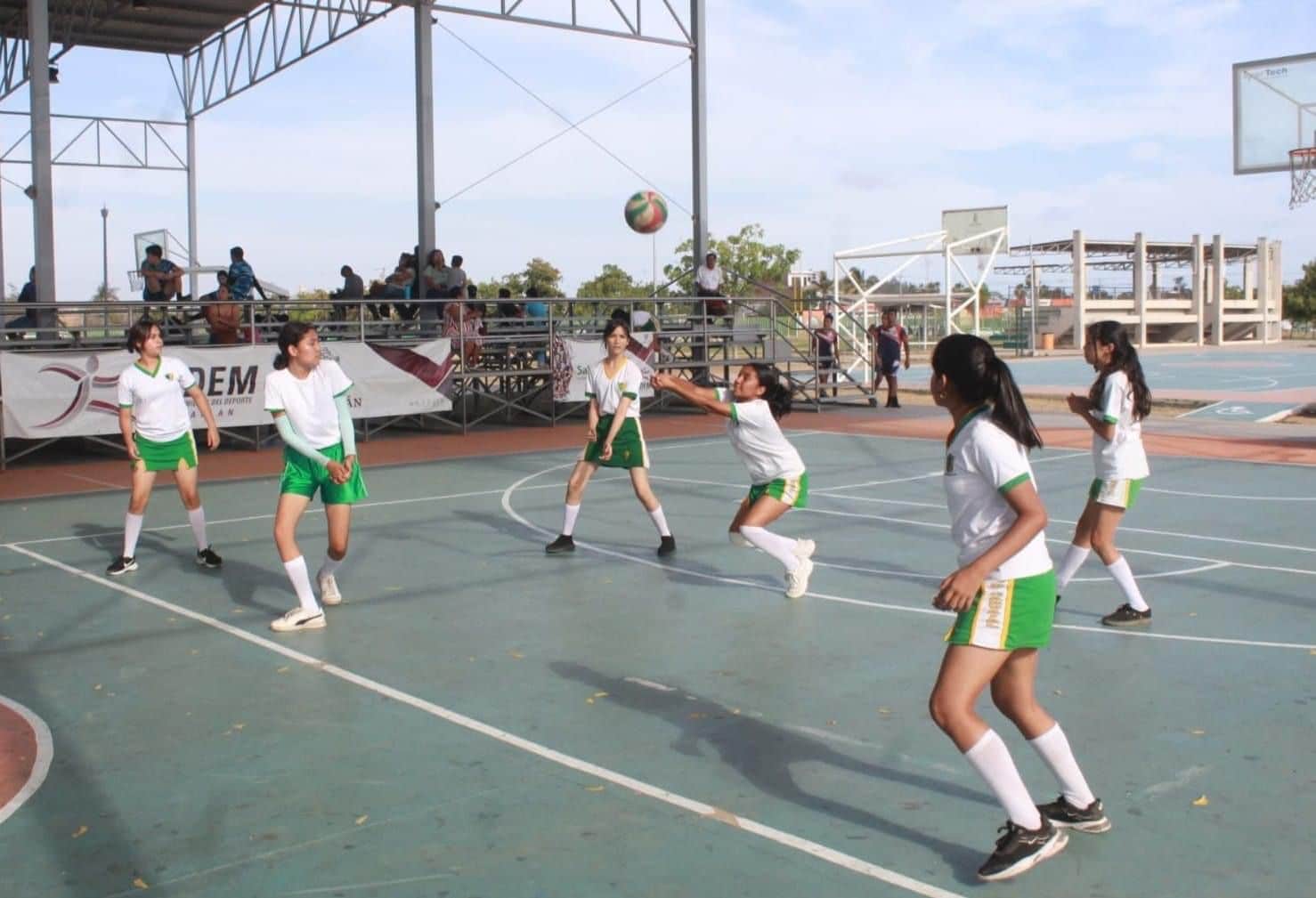 Equipo femenil en torneo de voleibol