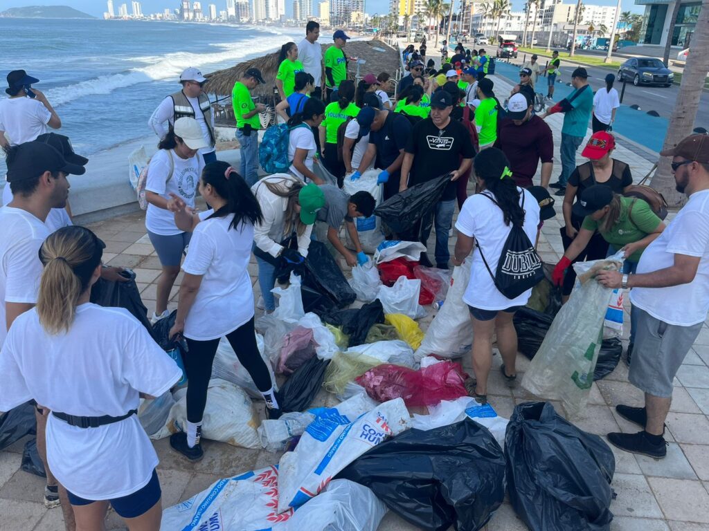 Limpieza de playa en Mazatlán