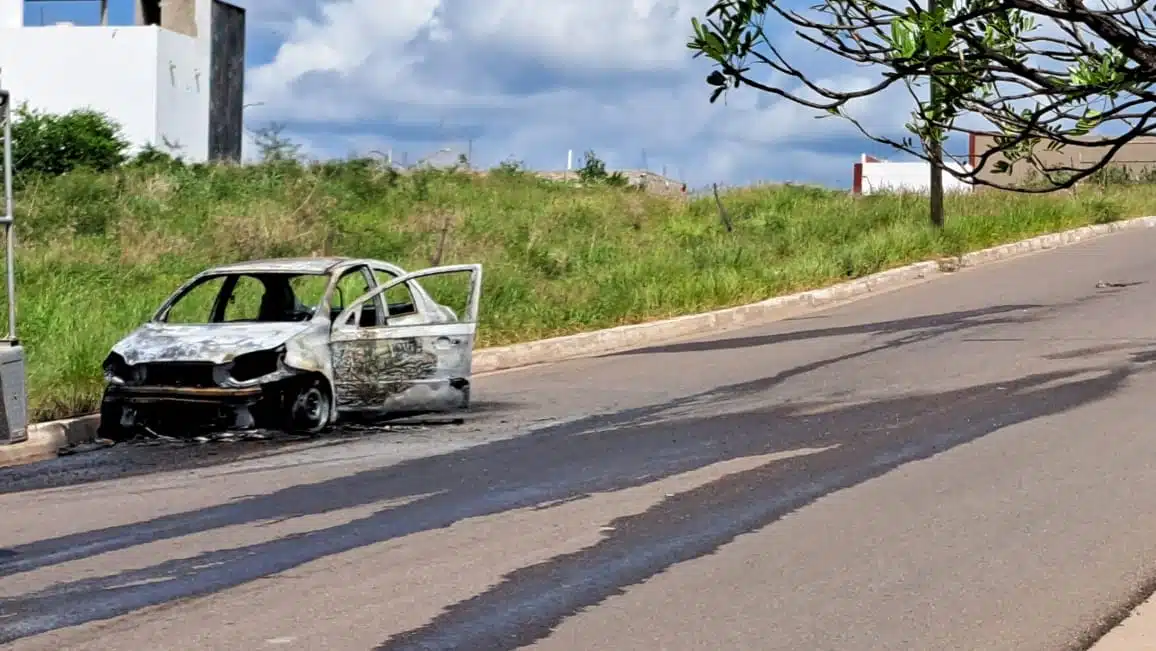 Vehículo calcinado tras haberse incendiado en Chulavista, Culiacán