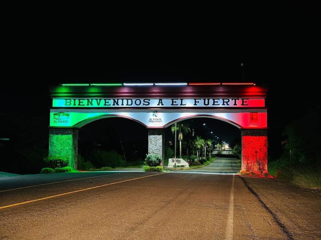 Arco de bienvenida de El Fuerte con luces mexicanas