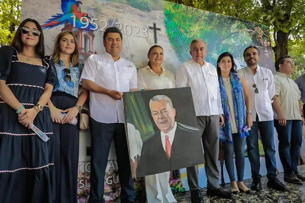 Gobernador y asistentes con un retrato de Jesús Aguilar Padilla