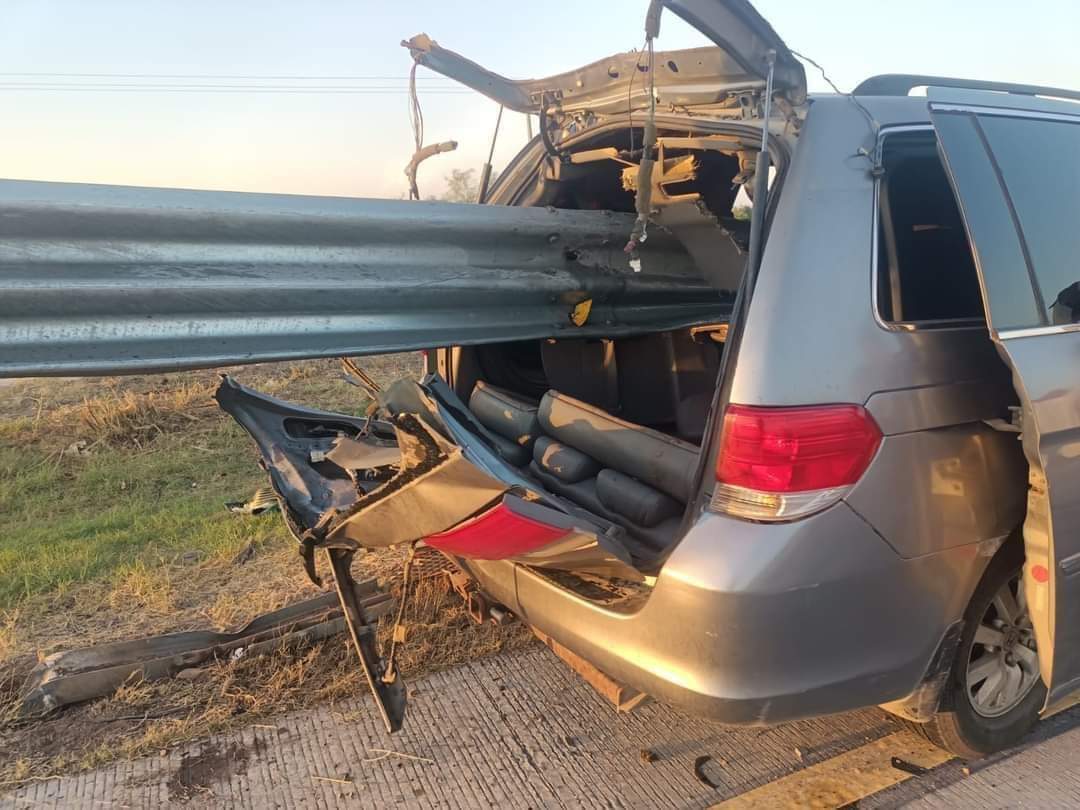 Camioneta atravesada por valla metálica en fatal accidente