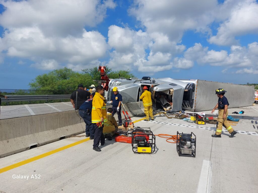 Fuerte accidente sufre chofer de tráiler cargado de duraznos por la Culiacán- Mazatlán.