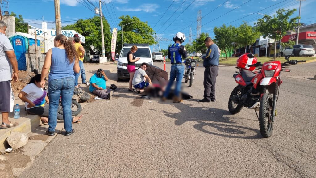 Mujer en el suelo recibiendo atención tras accidente