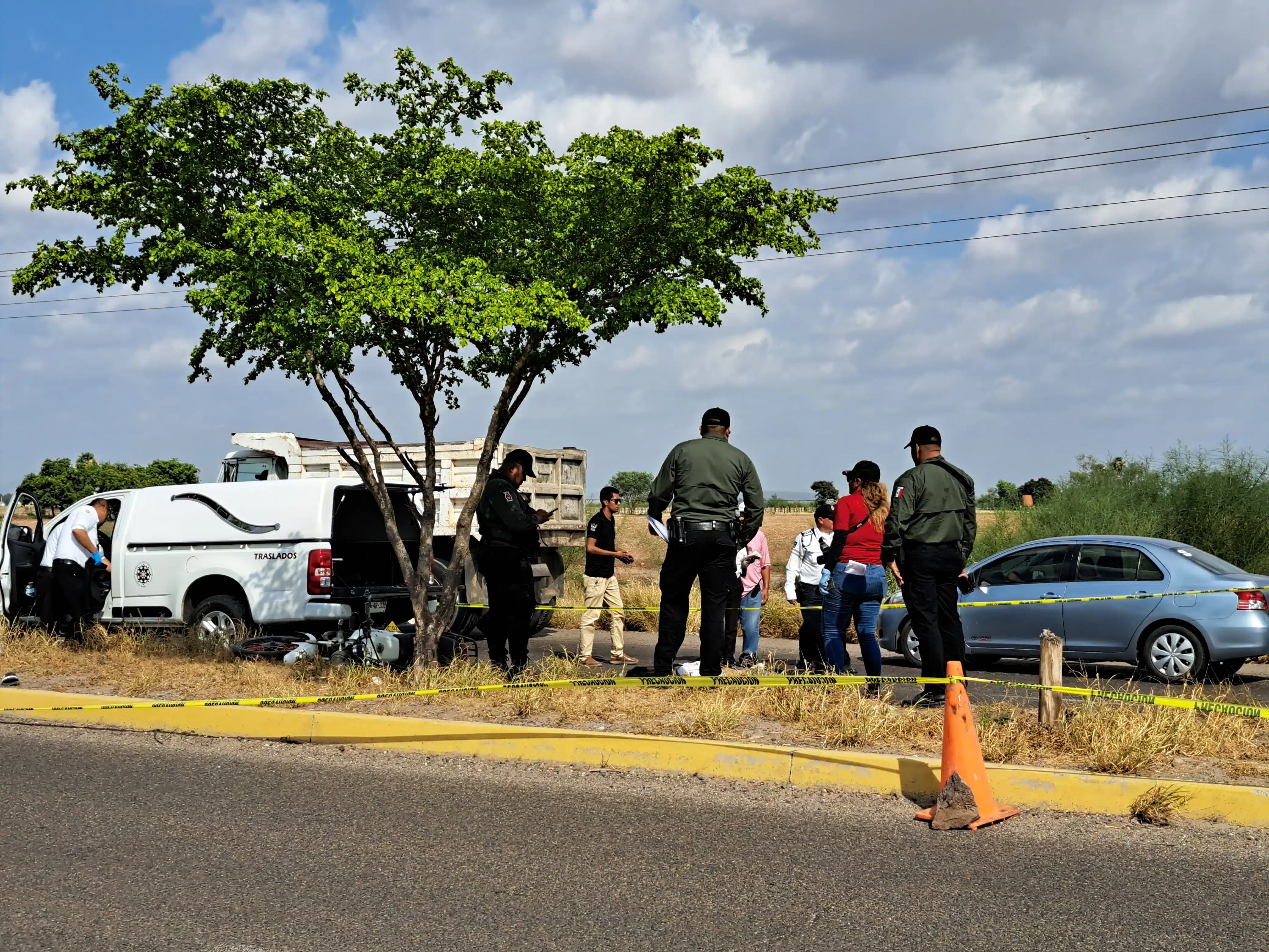 Autoridades, familiares y amigos en el lugar de un accidente en Los Mochis