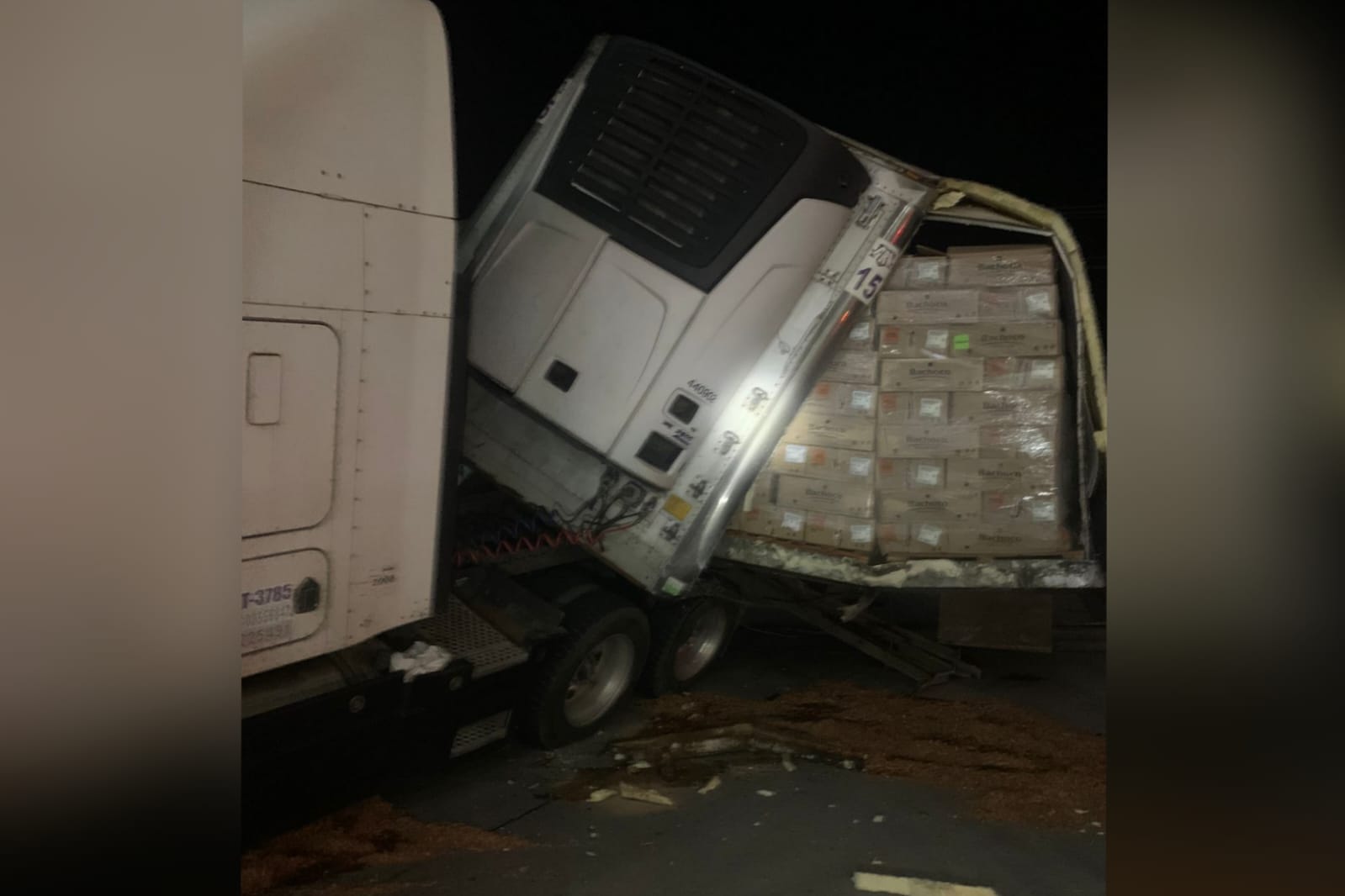 Tráiler con la caja casi volteada