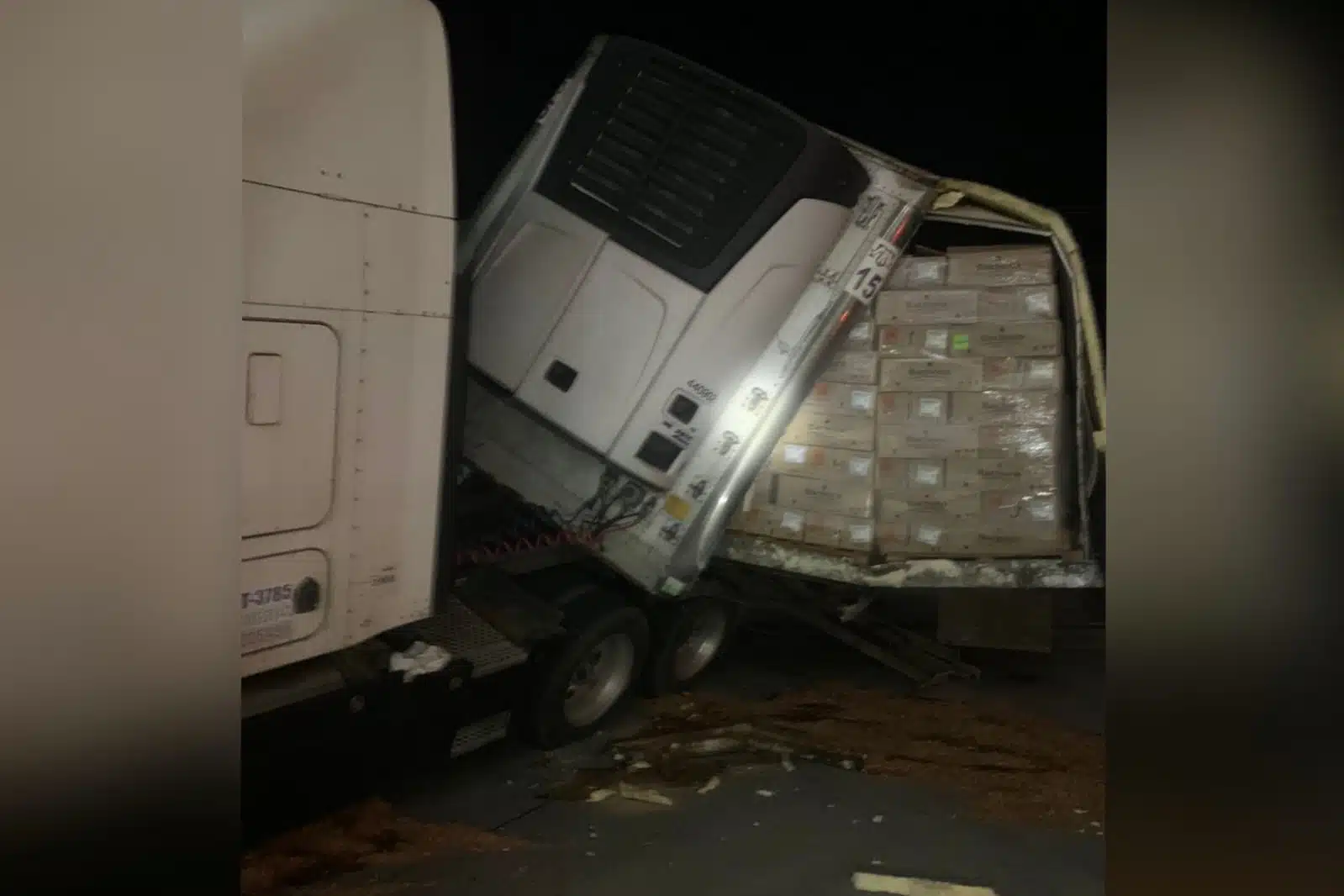 Tráiler con la caja casi volteada