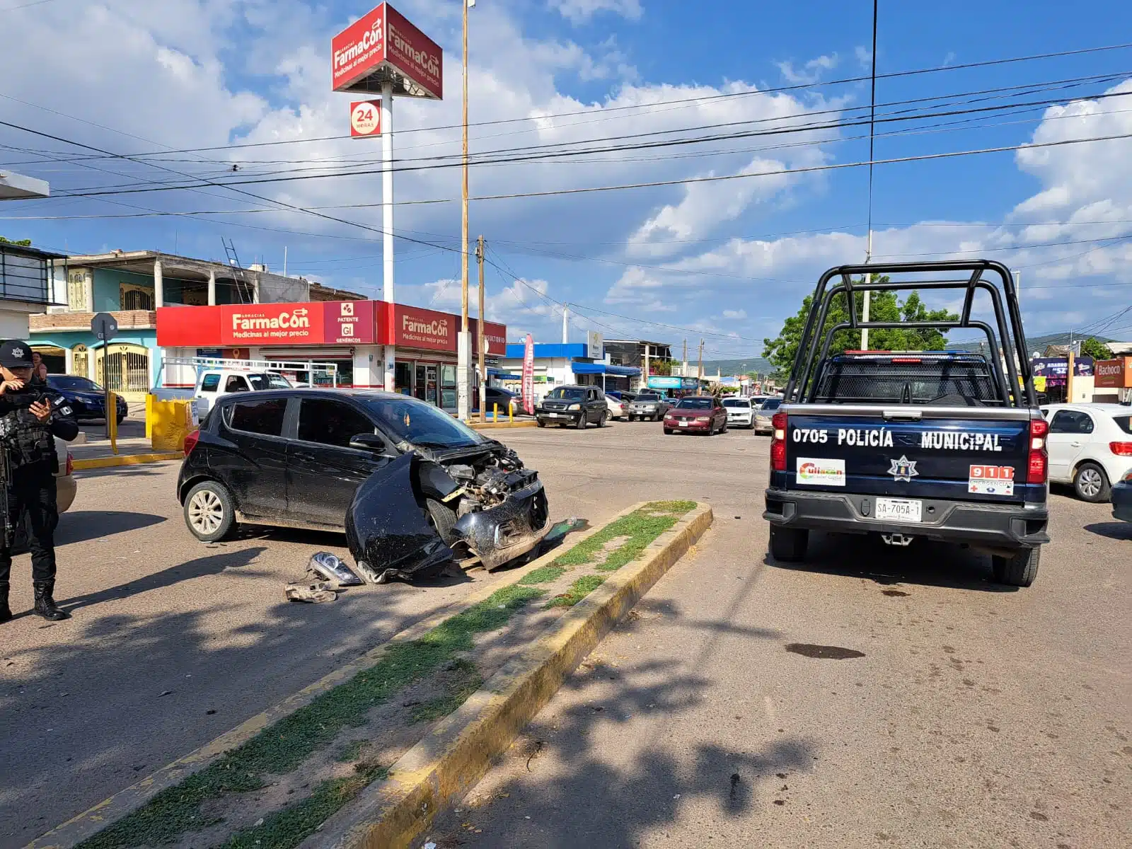 Dos vehículos quedan destrozados por fuerte accidente en Culiacán.