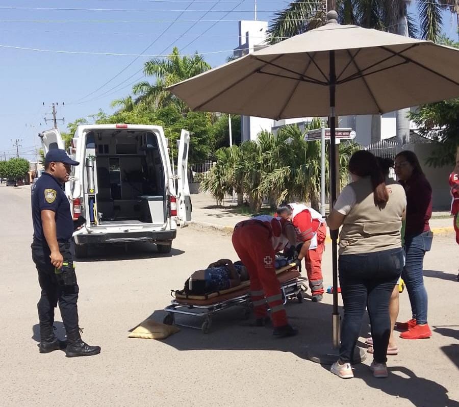 Cruz Roja atendiendo a lesionado