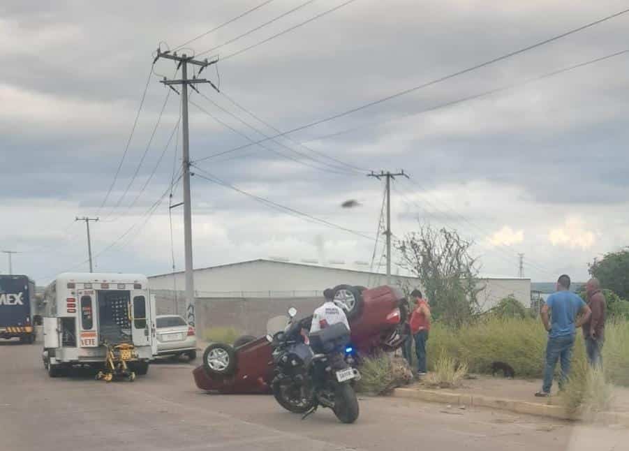 automóvil volcado Sedán Tiida color tinto