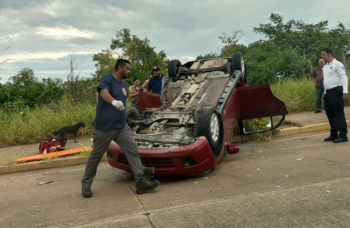 automóvil volcado Sedán Tiida color tinto