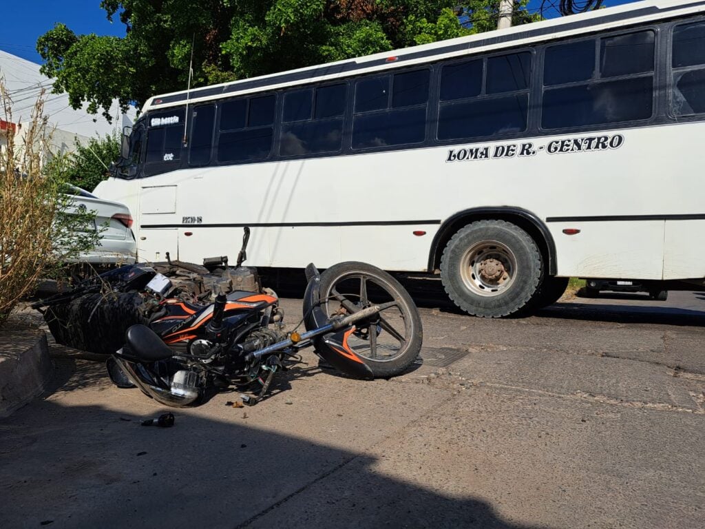 fuerte accidente entre motociclista y camión en Culiacán.
